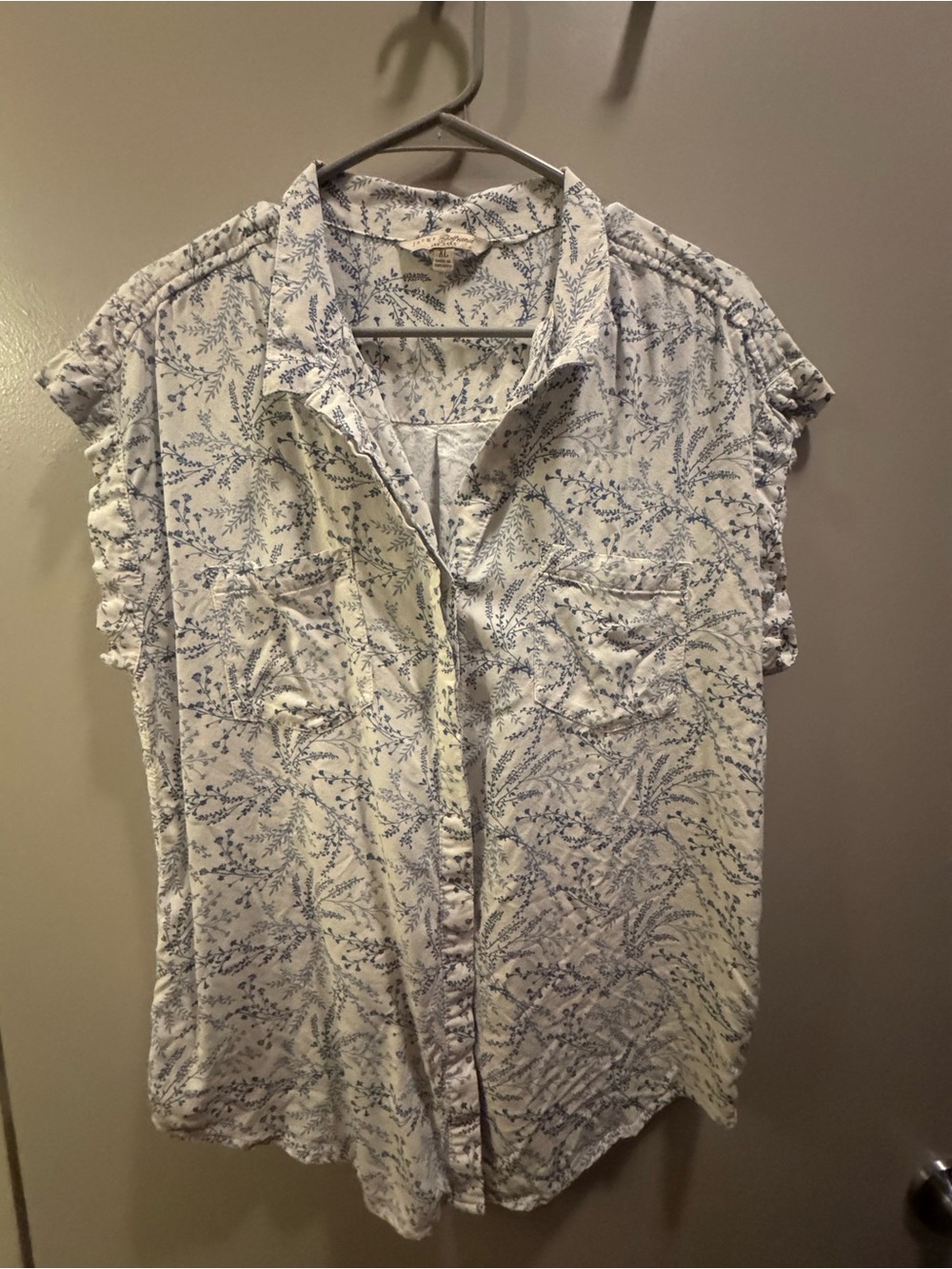 JACHS Girlfriend White Short-Sleeve Floral Button-Down Shirt